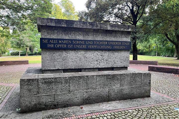 Der schlichte Steinblock im Stadtpark mahnt gegen das Vergessen.