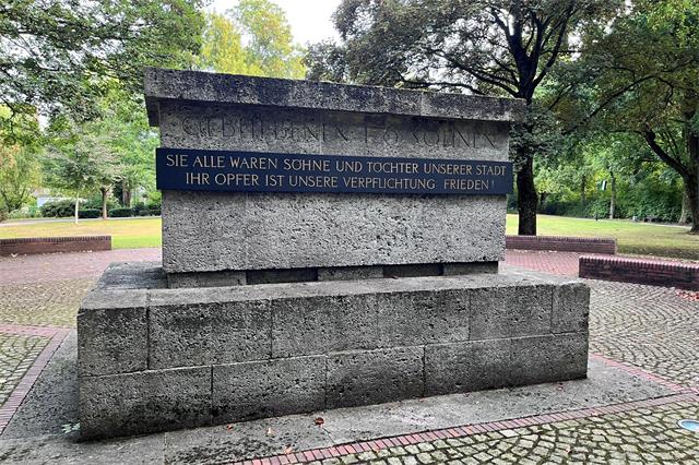 Der schlichte Steinblock im Stadtpark mahnt gegen das Vergessen.
