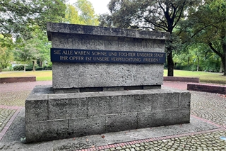 Der schlichte Steinblock im Stadtpark mahnt gegen das Vergessen.