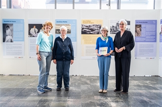 Die Ausstellung über Frauen in Borken ist bis12. November in der Volksbank zu sehen.
