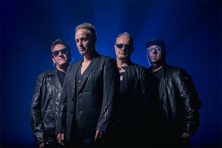 Die Band Mind2Mode bringt die Musik von Depeche Mode, U2 und Simple Minds auf die Bühne.