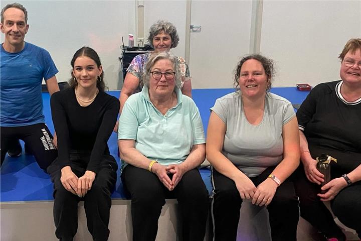 Die Borkener Schülerin Linn Brunsbach mit Trainern und Besucherinnen des Sportclubs. Foto: Schule
