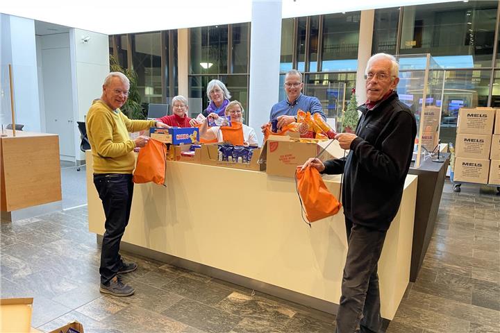 Die Bürgerstiftung Aktive Bürger hat in diesem Jahr wieder weihnachtliche Leckereien für die Spendenempfänger beigesteuert.