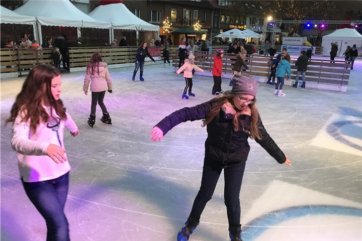 Die Eisbahn ist bis zum 12. Januar täglich geöffnet. Foto: hie