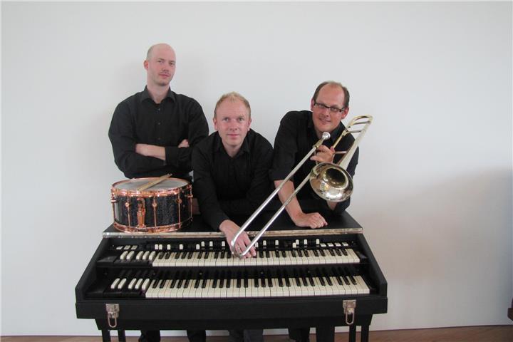 Die Gäste erwartet ein unterhaltsamer, musikalischer Rückblick auf die vergangenen Jahre des Jazztrios.