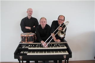 Die Gäste erwartet ein unterhaltsamer, musikalischer Rückblick auf die vergangenen Jahre des Jazztrios.