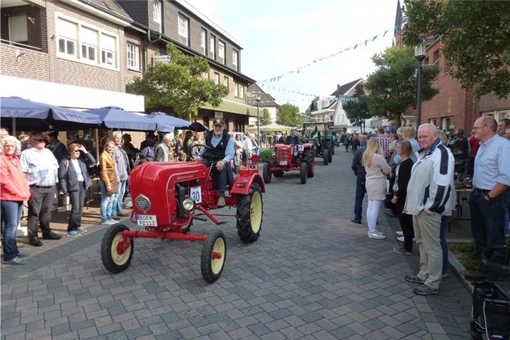 Die Heidener Treckerfreunde schließen sich mit ihren „alten Schätzchen“ dem Kutschenkorso an.
