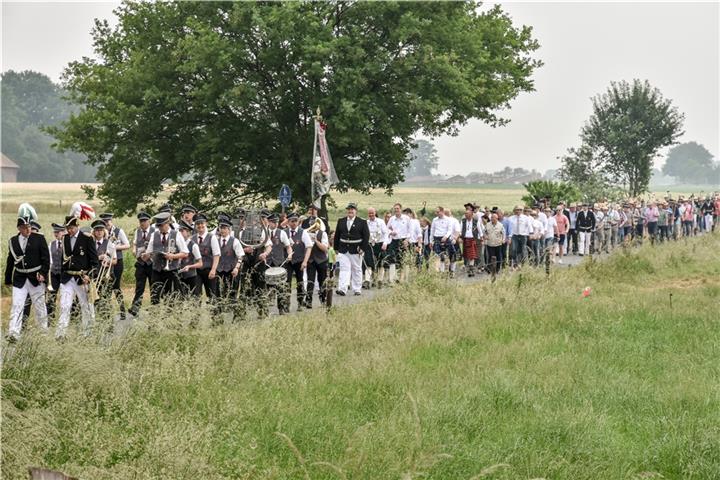 Die Hovesather Schützen beim Marschieren. Beim Vogelschießen am Freitag wird es spannend.