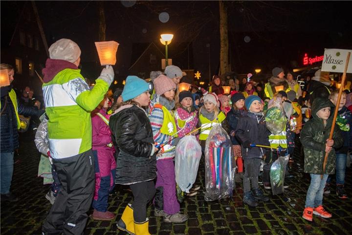 Die Kinder haben ihre bunten Laternen dabei.