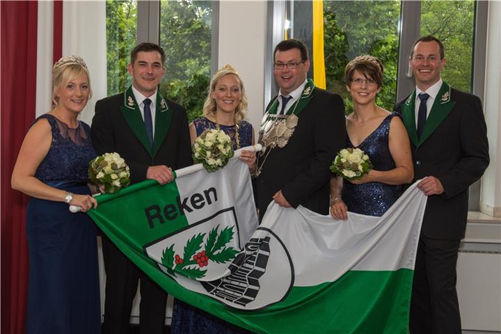 Die Majestäten Bernd Niewerth und Daniela Brüggemann mit den Ehrenpaaren.