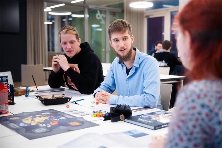 Die „Pen & Paper“-Gruppe lädt mit ihrem Gründer Christopher Eßling (r.) zum Mitspielen und Kennenlernen ein. 