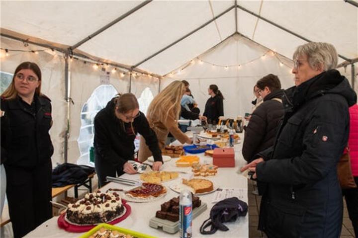 Die Pfarrjugend bietet traditionell Kuchen und Kaffee an.