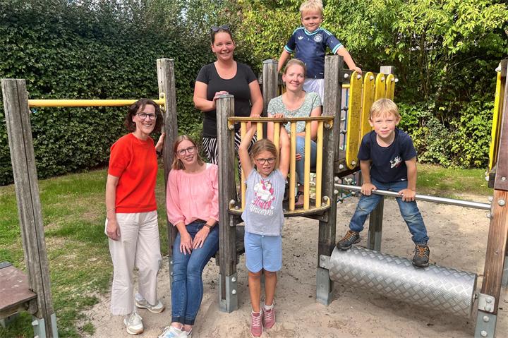 Die „Rappelkiste“ ist mehr als ein Kleidermarkt – sie ist ein Stück Gemen, getragen von Menschen, die sich engagieren, weil es Spaß macht. Auf dem Foto: Betty Scho, Steffi Poppe, Carolin Wansing und Carina Nieling mit einigen ihrer Kinder.