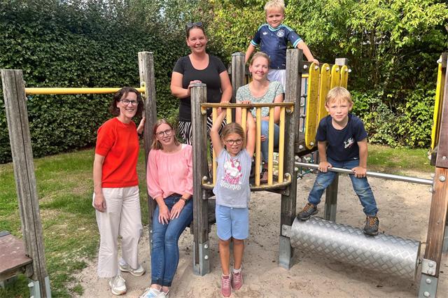 Die „Rappelkiste“ ist mehr als ein Kleidermarkt – sie ist ein Stück Gemen, getragen von Menschen, die sich engagieren, weil es Spaß macht. Auf dem Foto: Betty Scho, Steffi Poppe, Carolin Wansing und Carina Nieling mit einigen ihrer Kinder.