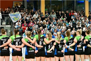 Die Skurios-Mädels und Fans in der Mergelsberghalle: Ab sofort startet der Ticketverkauf. 