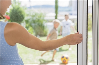 Die Sonne lacht vom Himmel, die Kinder spielen im Garten und der Grill steht bereit: Die warmen Monate sind voller Lebensfreude. Das Eindringen von Mücken, Wespen & Co. durch geöffnete Fenster und Türen gehört nicht dazu. Foto: HLC/Neher
