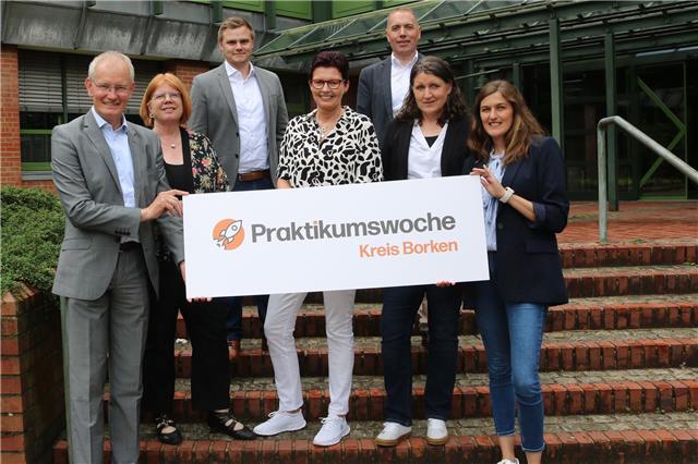 Die Steuerungsgruppe „Kein Abschluss ohne Anschluss“ im Kreis Borken weist auf das Ferienpraktikum NRW hin. Foto: Kreis Borken