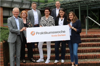 Die Steuerungsgruppe „Kein Abschluss ohne Anschluss“ im Kreis Borken weist auf das Ferienpraktikum NRW hin. Foto: Kreis Borken