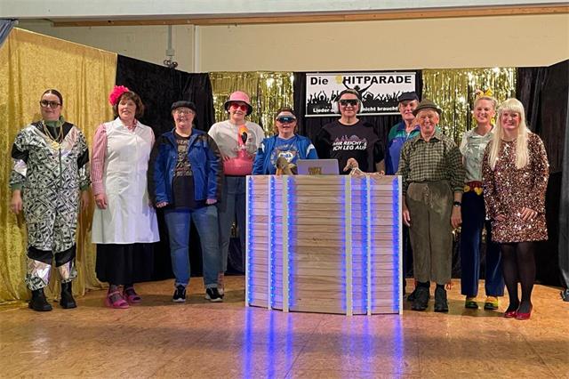 Die Theatergruppe „de Spitzenbuxe“ präsentiert Sketche am laufenden Band.