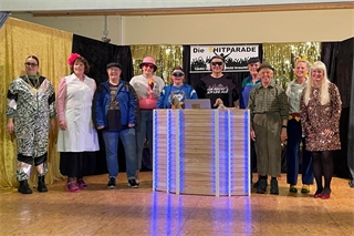 Die Theatergruppe „de Spitzenbuxe“ präsentiert Sketche am laufenden Band.