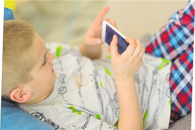 Die Verbraucherzentrale NRW klärt über Lootboxen und Dark Patterns auf und gibt Tipps für Eltern.