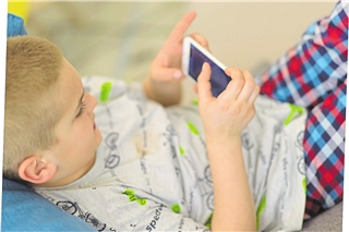 Die Verbraucherzentrale NRW klärt über Lootboxen und Dark Patterns auf und gibt Tipps für Eltern.