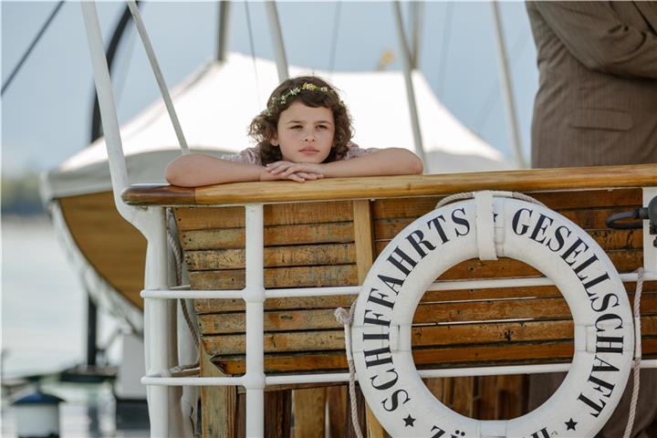 Die Welt der neunjährige Anna Kemper (Riva Krymalowski) zerbricht als die Nazis an die Macht kommen. Fotos: Warner Bros