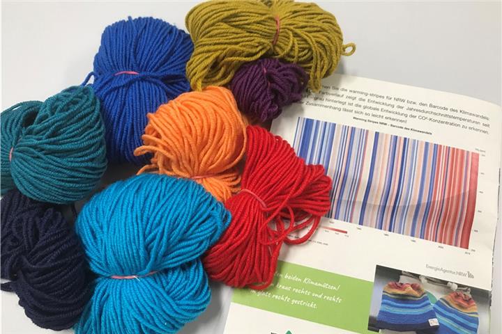 Die abgewogene Wolle samt Strickanleitung.