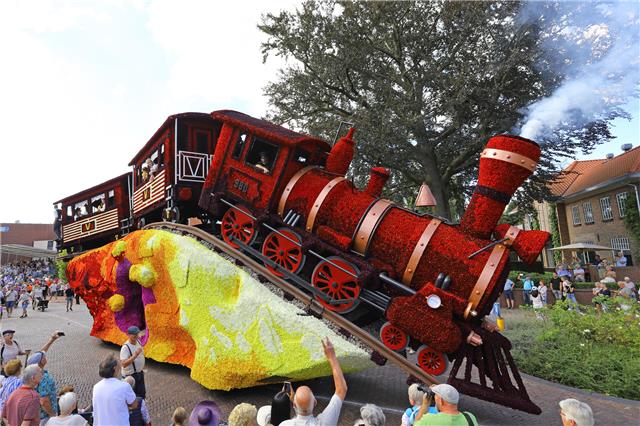Die blühende Parade und bunte Feststimmung begeistern die Besucher.