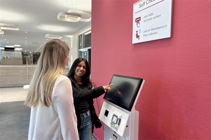Die digitale Anmeldung am neuen Self-Check-in ist einfach und intuitiv. Mitarbeitende des Patientenservice stehen Patientinnen und Patienten bei Bedarf jederzeit unterstützend zur Seite.