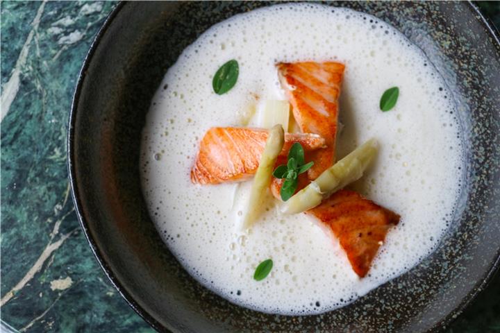 Die fein-geschäumte Spargelsuppe ist ein Genuss. Fotos: Thomas Sixt
