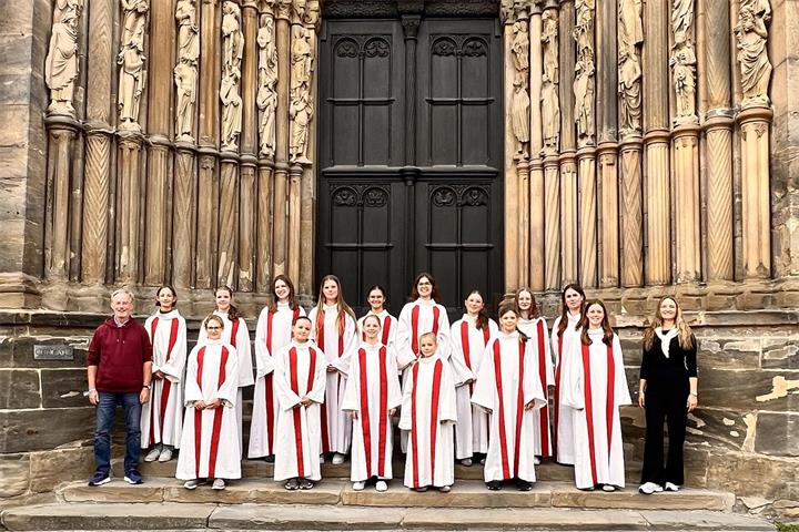 Die jungen Sängerinnen vor dem Bamberger Dom.
