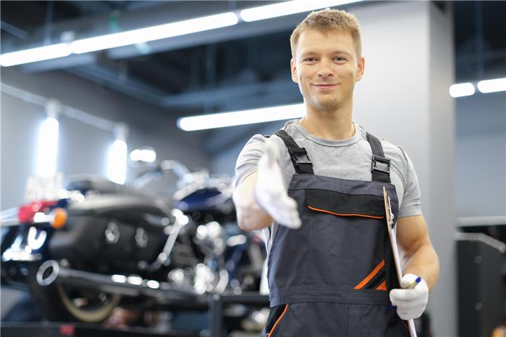 Die teilnehmenden Unternehmen präsentieren sich an ihrem Standort persönlich und vermitteln dabei einen direkten Eindruck vom Arbeitsumfeld, dem Team und den typischen Aufgaben während der Ausbildung. Fotos: colourbox.de