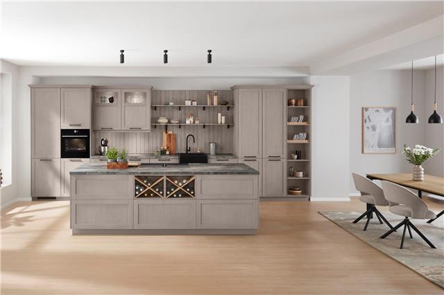 Diese Wohlfühl-Landhausküche bietet viel Stauraum und neue Highlights wie zum Beispiel einen Frühstücksschrank mit viel Stauraum. Fotos: AMK