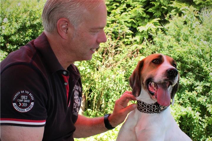 Dieter kümmert sich mit seiner Frau liebevoll um die Hunde. 