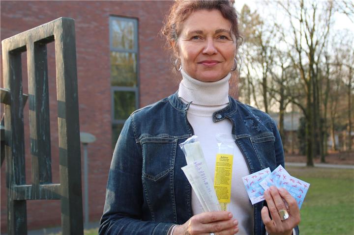 Doris Baron, Sozialarbeiterin im Kreisgesundheitsamt Borken und zuständig für das Thema sexuelle Gesundheit, wirbt für den Gebrauch von Kondomen damit die Karnevalstage ohne gesundheitliche Folgen bleiben.