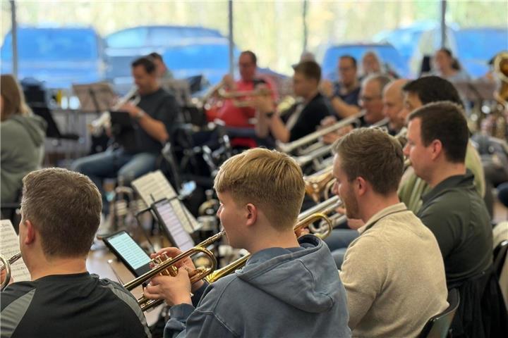 Drei Orchester laden am Wochenende zu Konzerten in Vennehof und Thesingbachhalle ein.