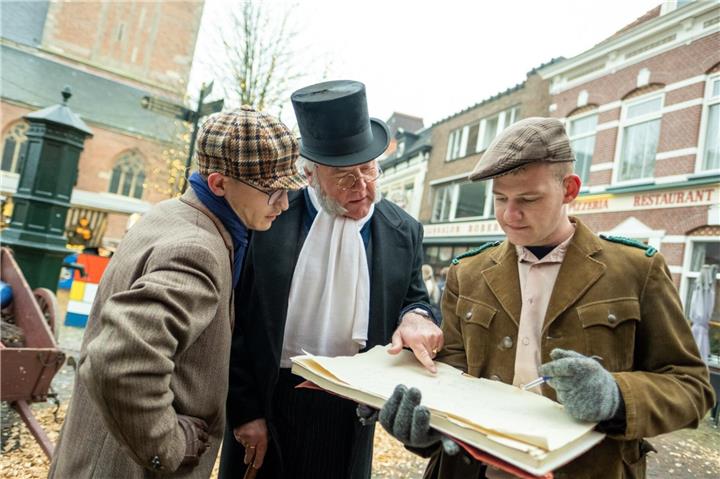 Dutzende Schauspieler und Statisten in historischen Kostümen lassen alte Bräuche wiederaufleben. Foto: Ron Rensink