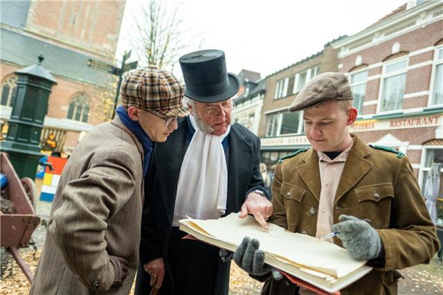 Dutzende Schauspieler und Statisten in historischen Kostümen lassen alte Bräuche wiederaufleben. Foto: Ron Rensink