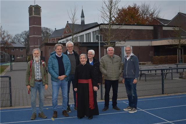 Ehemalige Schüler mit Pater Christoph Beesten vor dem Gymnasium in Maria Veen.