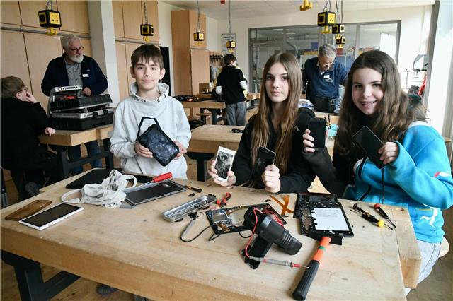Ehrenamtliche aus dem Borkener Repair-Café und der Wahlpflichtkurs Naturwissenschaft/Recycling der Jodocus-Nünning-Gesamtschule. Foto: DRK