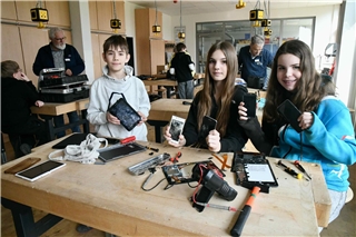 Ehrenamtliche aus dem Borkener Repair-Café und der Wahlpflichtkurs Naturwissenschaft/Recycling der Jodocus-Nünning-Gesamtschule. Foto: DRK