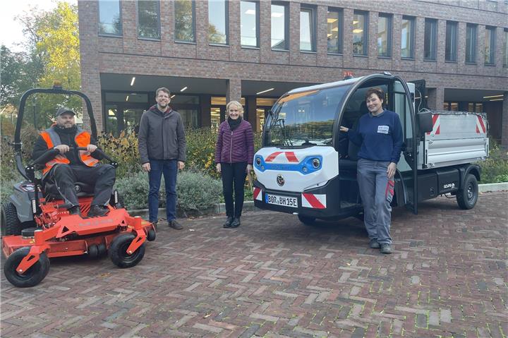 Ein E-Rasenmäher und E-Fahrzeug erweitern den Fuhrpark des städtischen Bauhofs. 