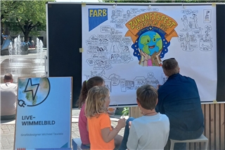 Ein Live-Wimmelbild entsteht mit Illustrator Michael Tewiele. Foto: Stadt Borken