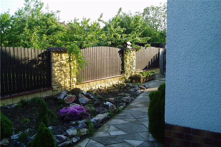 Ein Zaun aus recyceltem Kunststoffmaterial.Foto: HLC/Nie-mehr- streichen.de