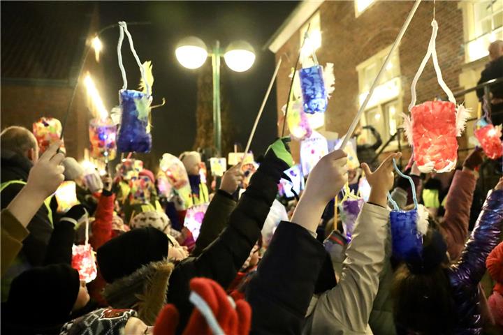 Ein besonderer Moment ist, wenn die Kinder ihre Laternen hochhalten.
