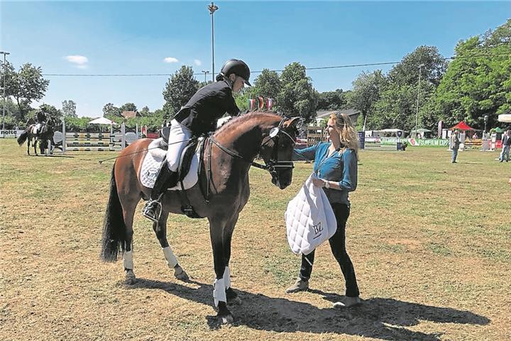 Eine Schabracke gab es auf dem Pfingstturnier . Foto: Bacher