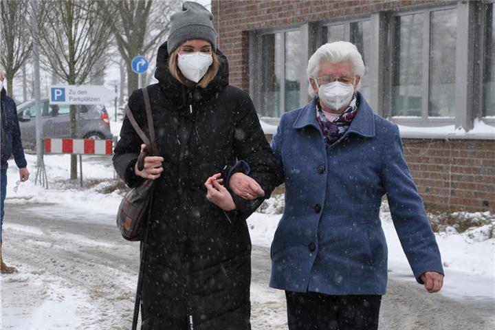 Eine der ersten Impflinge: Alwine Hagemann (93) aus Reken. Fotos: Printing