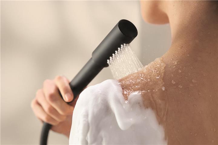 Eine neue Duschtechnologie verwandelt integrierte Seife in eine warme, schwerelose Schaumwolke. Foto: Grohe/akz-o