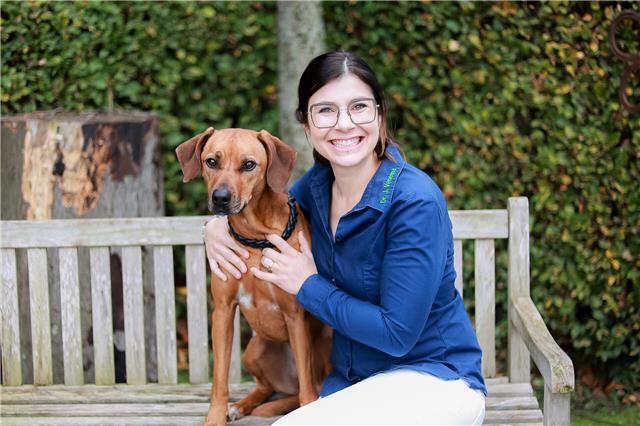 Einfach mal vorbeikommen: Tierärztin Dr. Julia Venema kümmert sich am Veranstaltungstag nicht um ihre üblichen Patienten, sondern in der Kuscheltiersprechstunde um Teddybären, Plüschpferde und Stoffhasen.